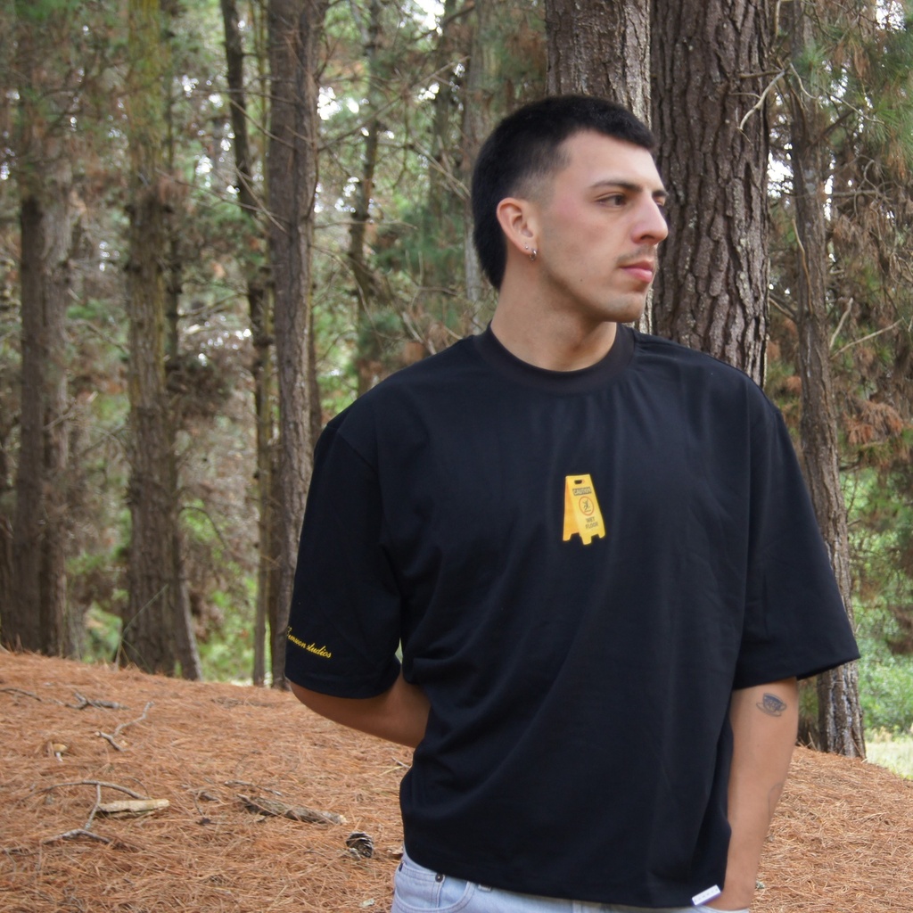 REMERA PISO MOJADO NEGRO (L) 
