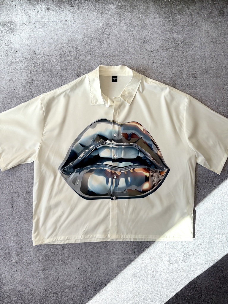 CAMISA BOXY CHROME LIPS (L)