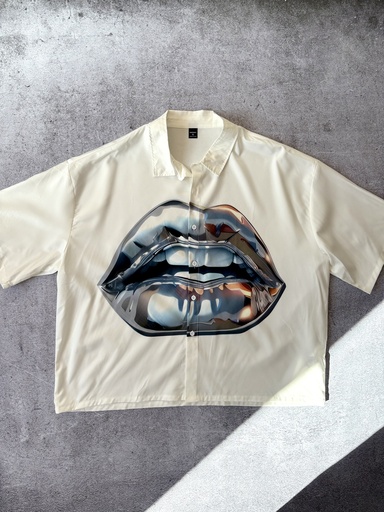 CAMISA BOXY CHROME LIPS (L)